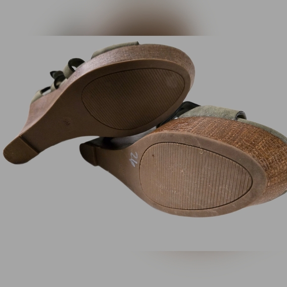 Guess High Wedge Strappy Sandal Size 9 - Picture 5 of 6